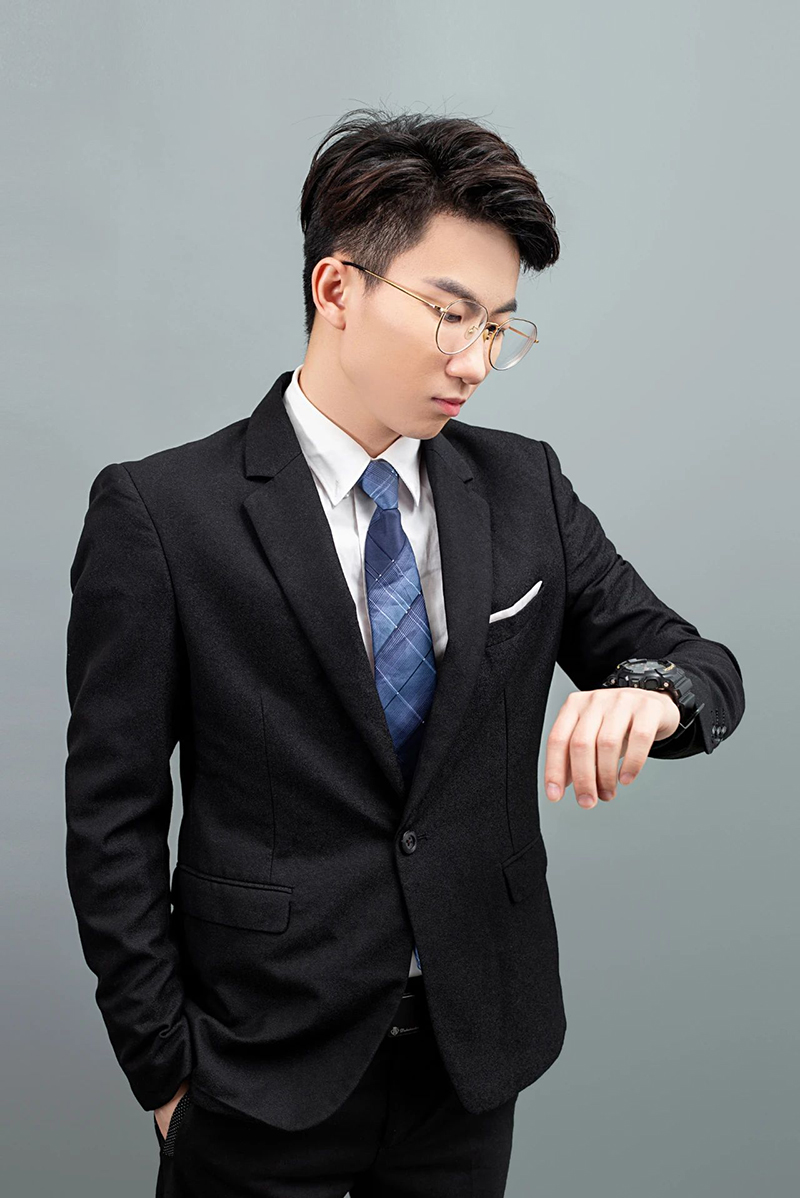 张雄(图1) 张雄:艺鸿装饰工装设计师(图1)